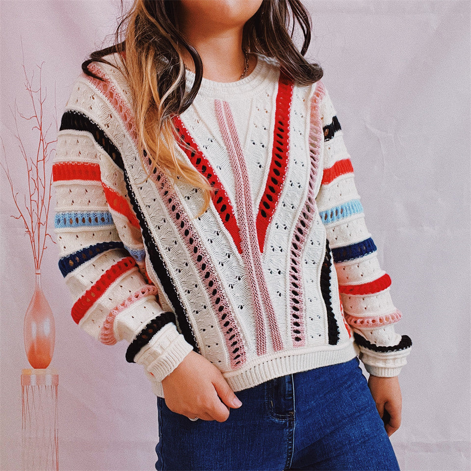 Kvindernes stilfulde sweater med farverig V-hals og tekstureret strikdesign Stilla