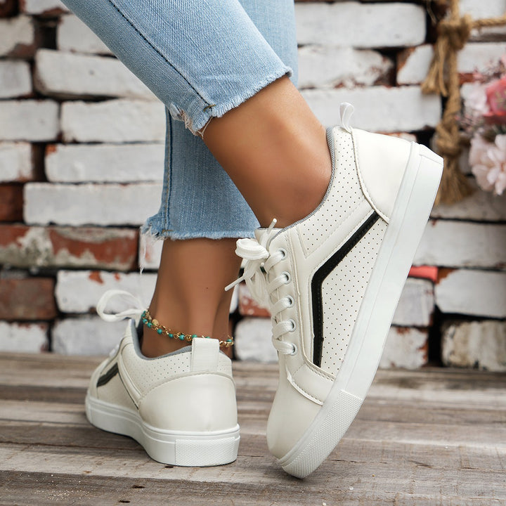 Dame Sporty Sneakers med perforeret overmateriale og skridsikker gummisål Stilla