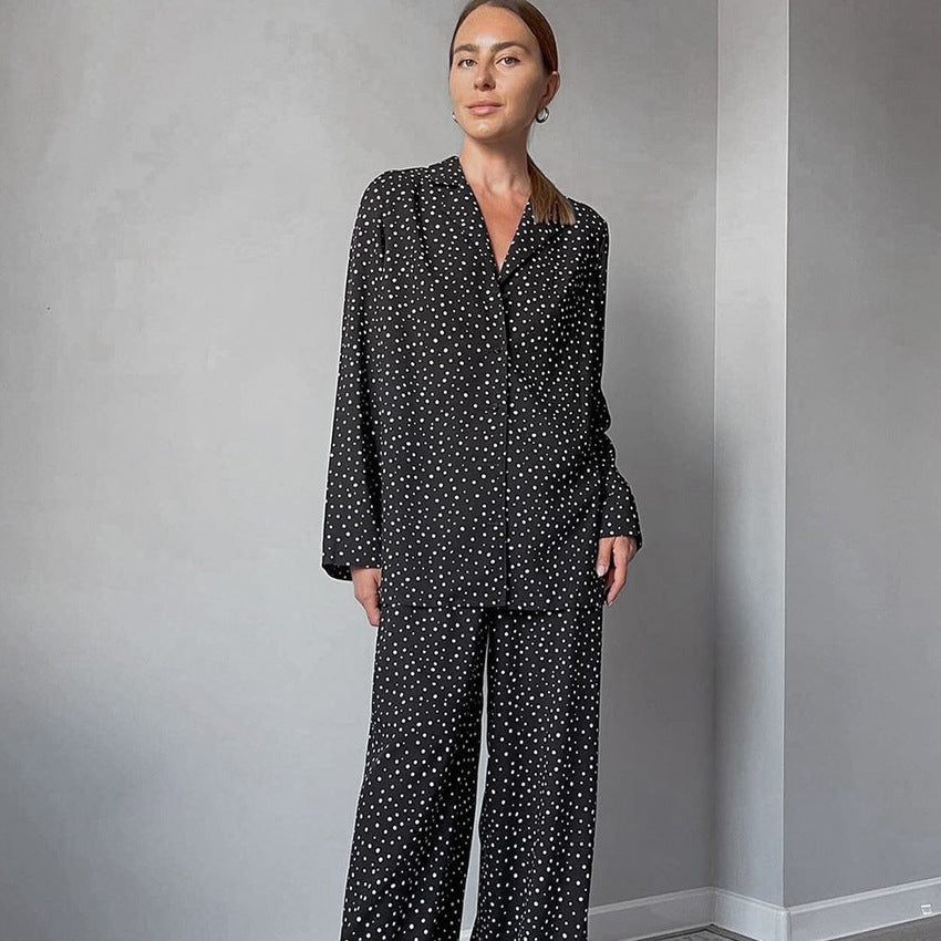 Dame komfortabelt pyjamasæt med moderne punktmønster og elegant knapliste Stilla