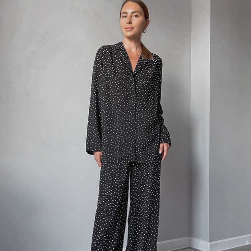 Dame komfortabelt pyjamasæt med moderne punktmønster og elegant knapliste Stilla