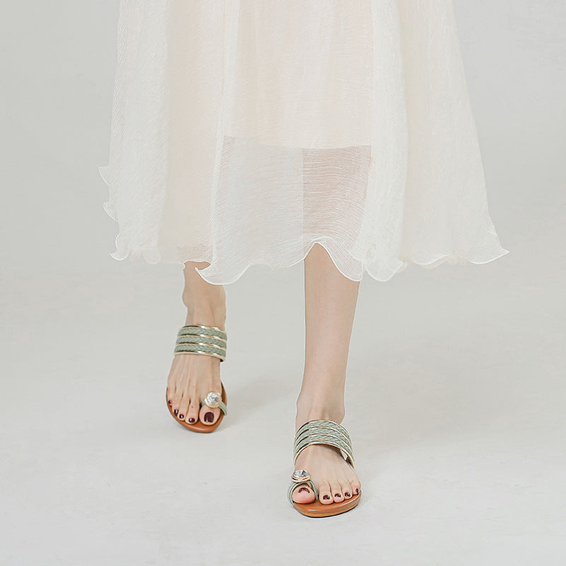 Dame flip-flops med flettede remme og funklende accent Stilla
