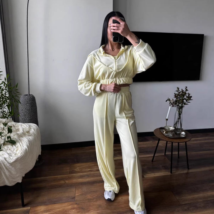 Kvinders loungewear sæt lavet af luksuriøs velour med cropped jakke og brede bukser