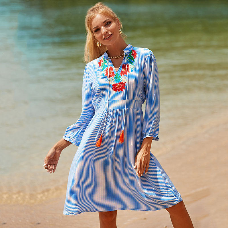 Dame sommeragtig bomulds kjole med farverigt broderidesign Stilla