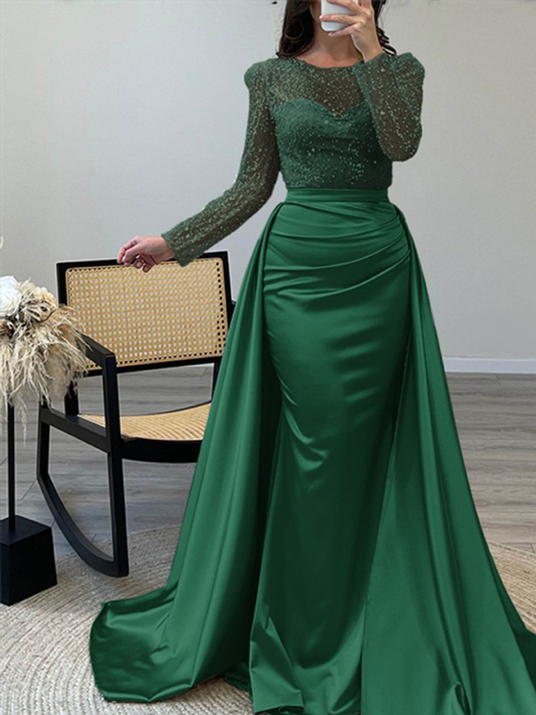 Kvinders aftenkjole med glitrende paillet top og elegant satin nederdel