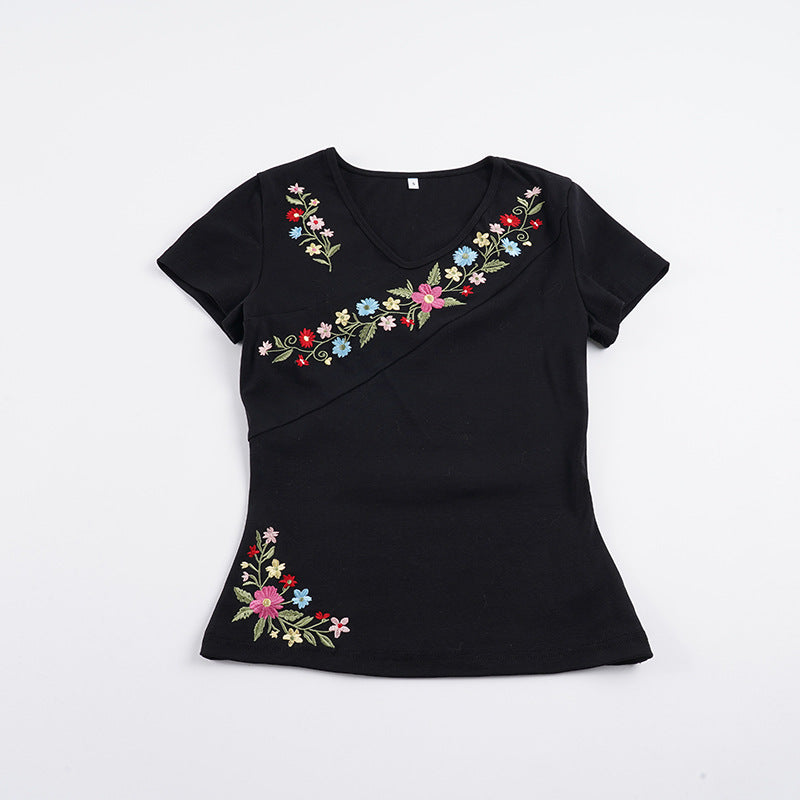 Damebluse med blomstret broderi og tætsiddende snit Skovae