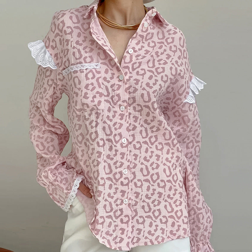 Dame dyreprint bluse med flæser og knapdetaljer Stilla