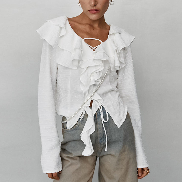 Dame ruffle bluse med dyb v-halsudskæring og unikt snøredesign Stilla