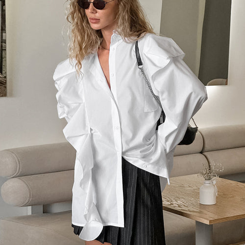 Damebluse med voluminøse ruffle detaljer og elegant design Stilla