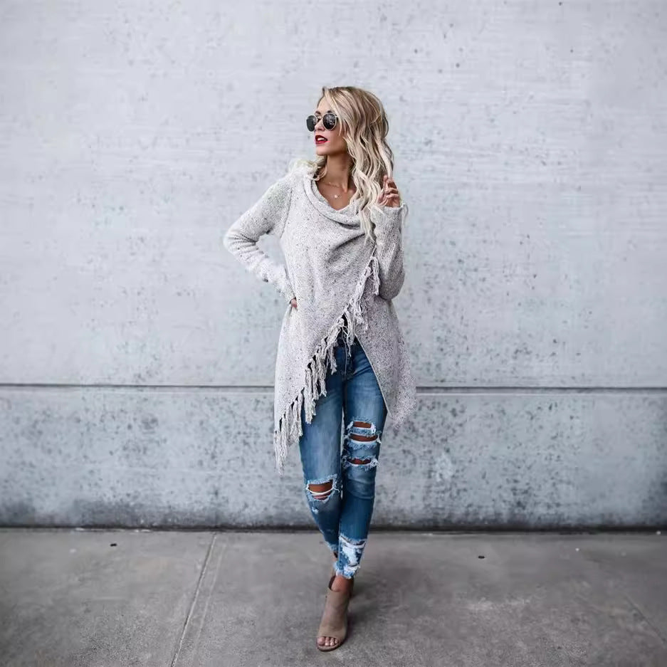 Dame strikponcho med frynset detaljer og asymmetrisk snit Stilla