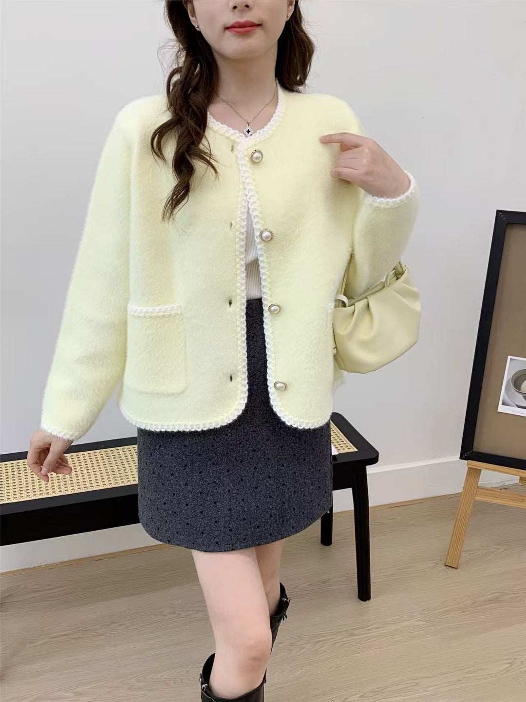 Kvinders elegante cardigan med dekorativ knapstolpe og lommer