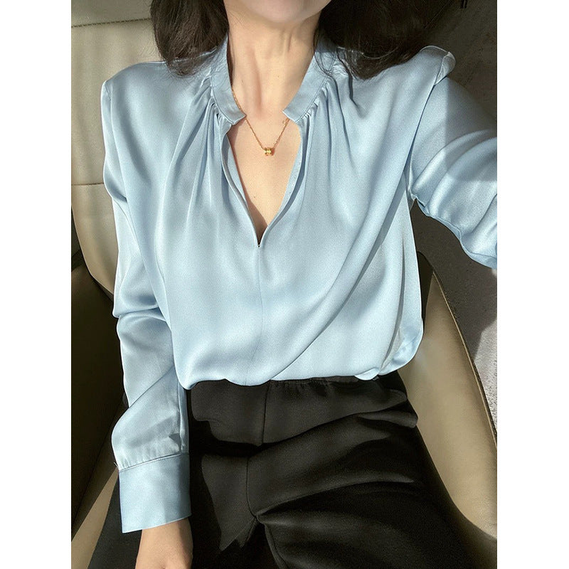 Damebluse med elegant V-udskæring og fint drapering Stilla