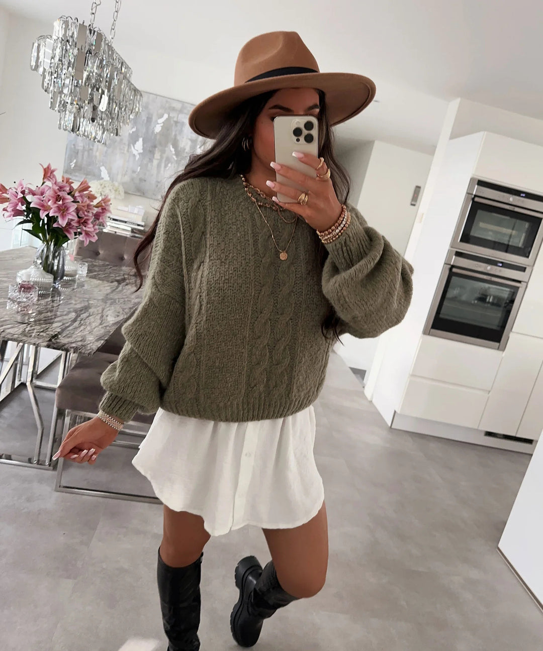 Kvinders chunky strik sweater med voluminøse ærmer og kabelmønster Stilla