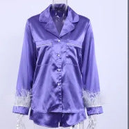 Dame Satin Pyjama-Sæt med fine fjerdetaljer og elegant snit Stilla