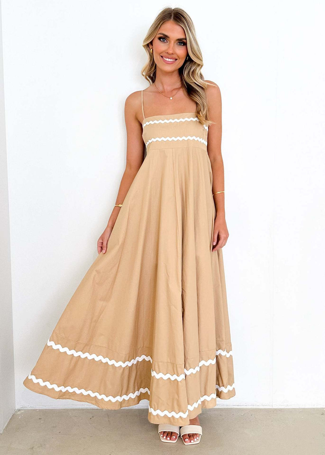 Dame Maxikjole med elegante flæsedetaljer Stilla
