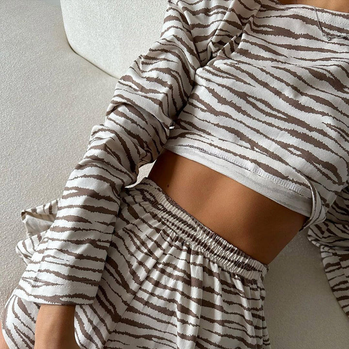 Dame afslappet sæt med crop-top og løstsiddende nederdel i moderne stribemønster Stilla
