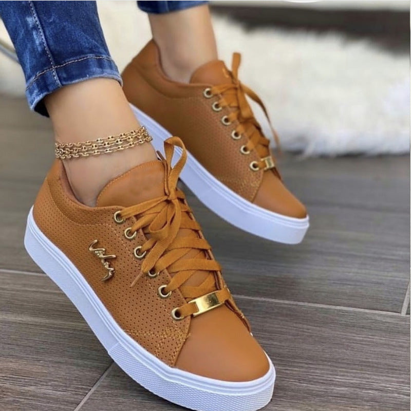 Dame Sporty-elegante sneakers med perforeret overdel Stilla