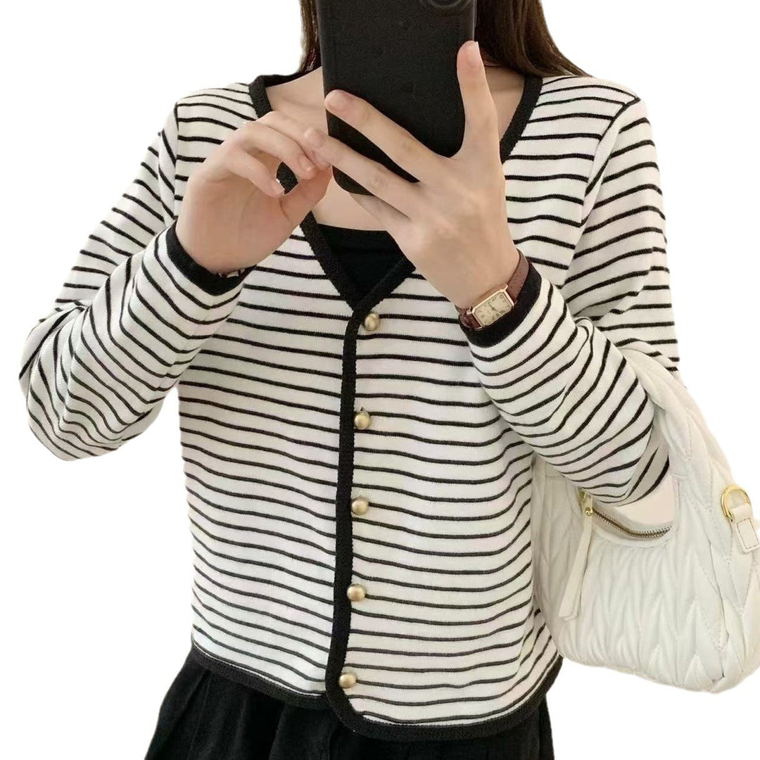 Damer stribet cardigan med elegante knapper og moderne V-hals