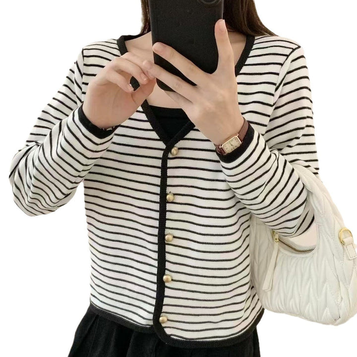 Damer stribet cardigan med elegante knapper og moderne V-hals