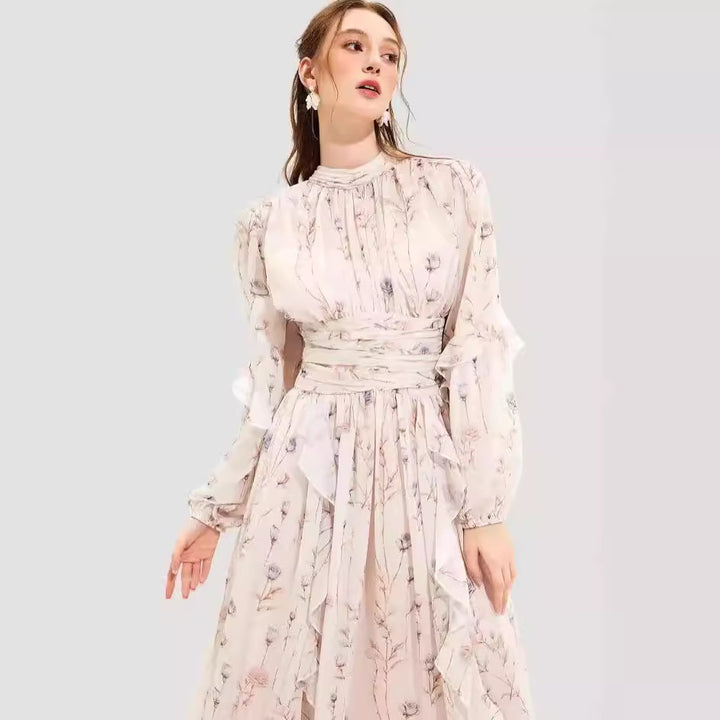 Kvinders midi kjole med blomsterbroderi og elegant bølget kant Skovae