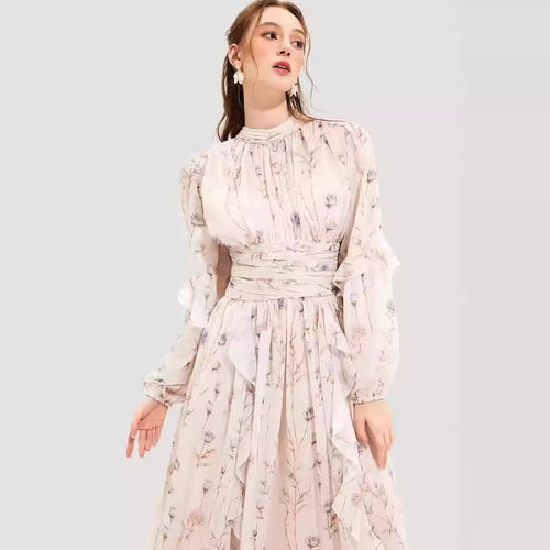 Kvinders midi kjole med blomsterbroderi og elegant bølget kant Skovae