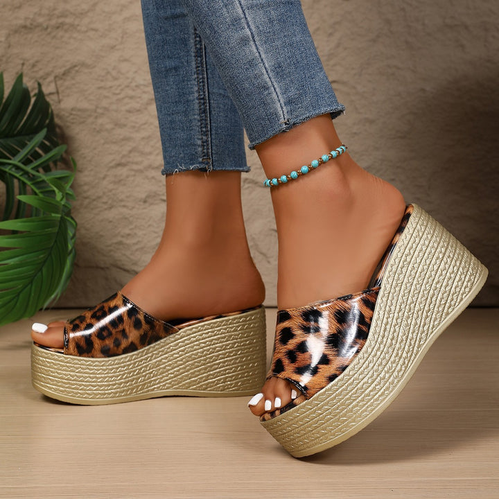 Dame Plateau-Mules med moderne leopardmønster og sofistikeret remdesign Stilla