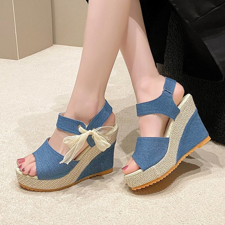 Dame Wedge-sandaler med elegant remdesign og komfortabelt fodseng Stilla