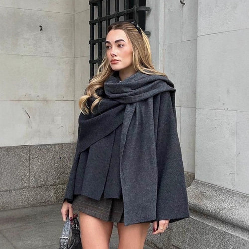 Dame elegant poncho med asymmetrisk snit og knappyntet forside Stilla