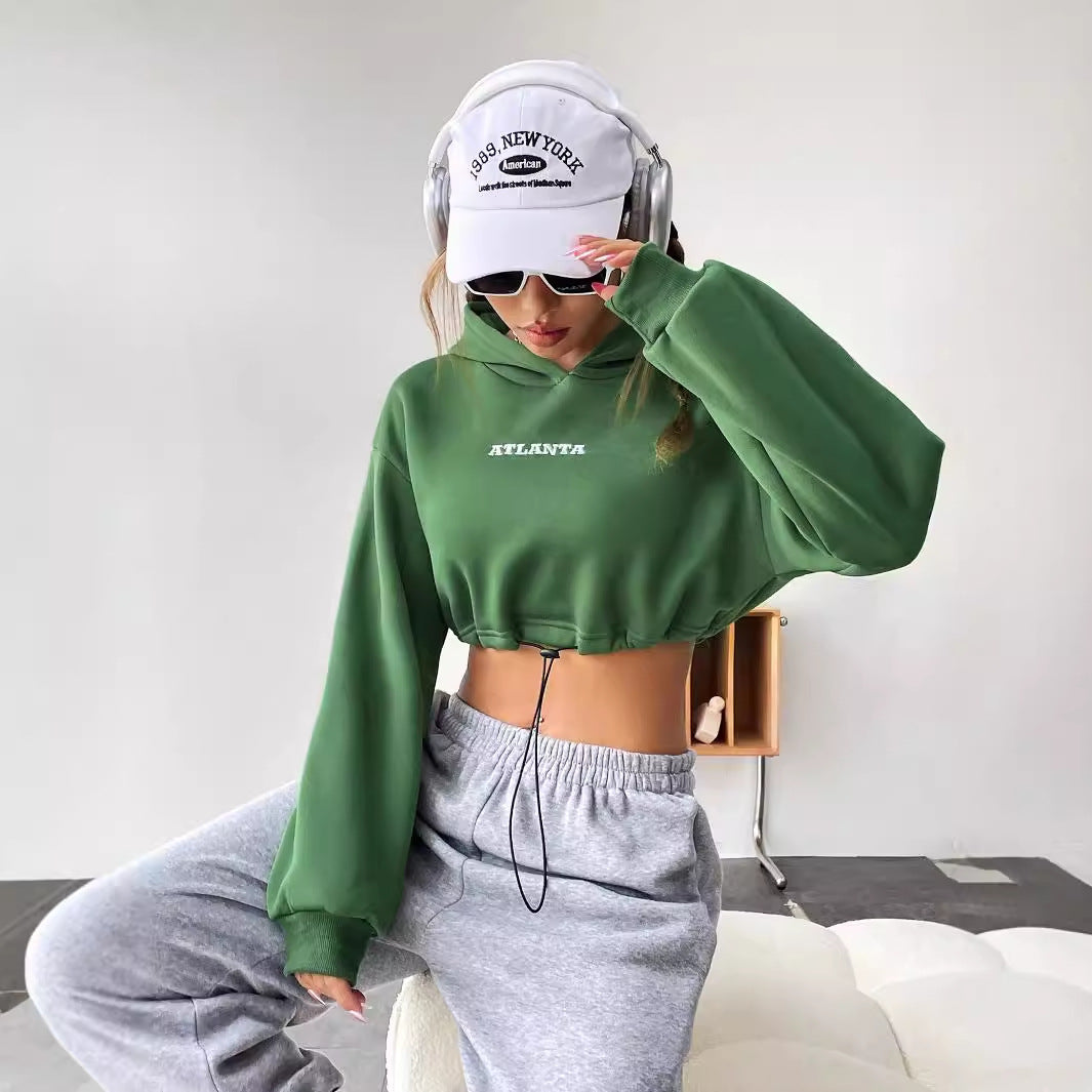 Kvindernes cropped hoodie med broderet skrift og snor Stilla