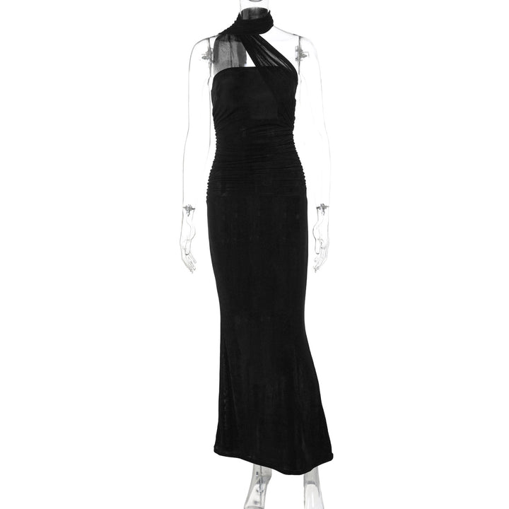 Dame Elegant aftenkjole med off-shoulder halterdesign og figurvenlig drapering Skovae
