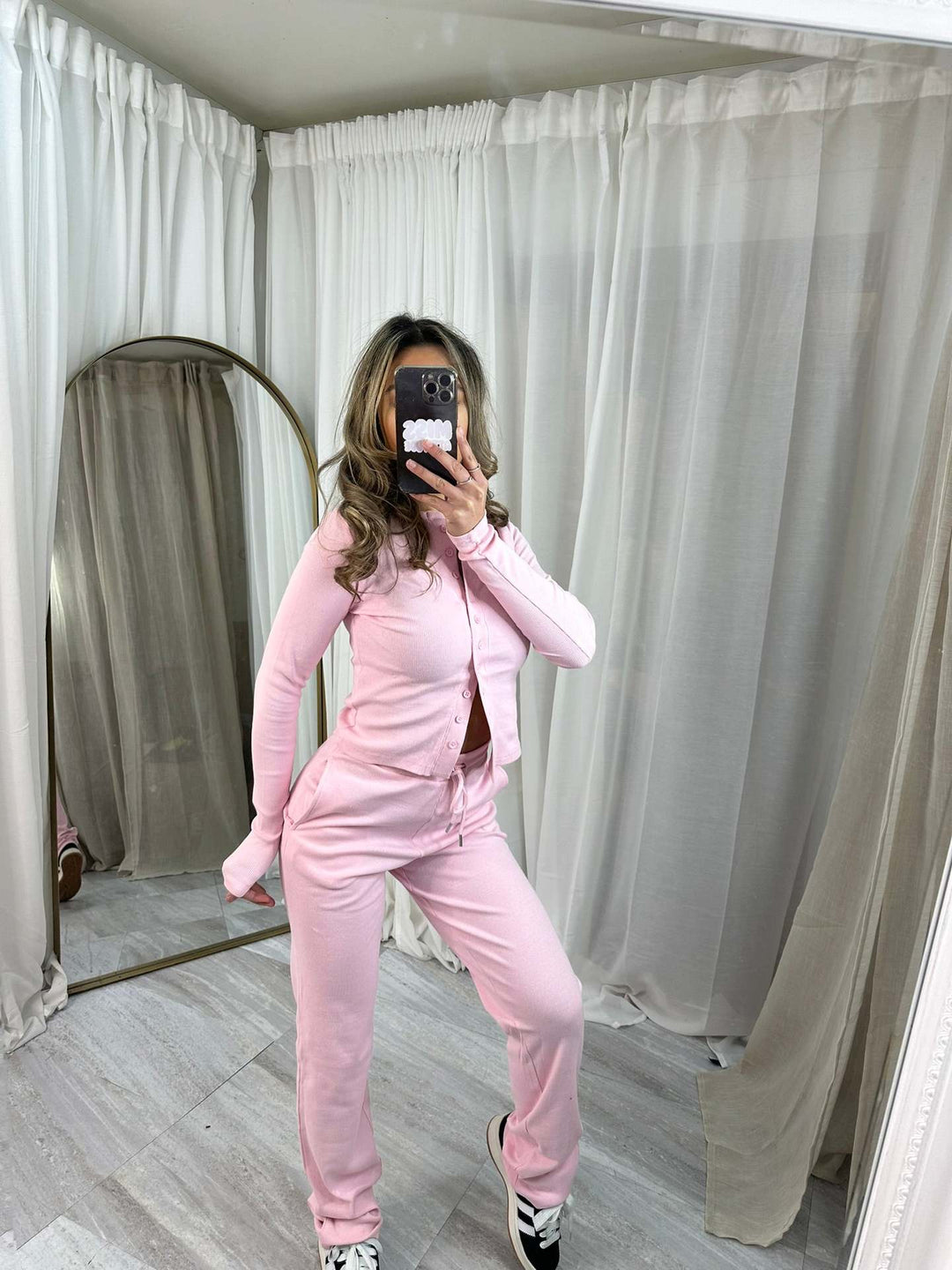 Kvindernes hyggelige strik jumpsuit med knapdetaljer og elegant design Skovae