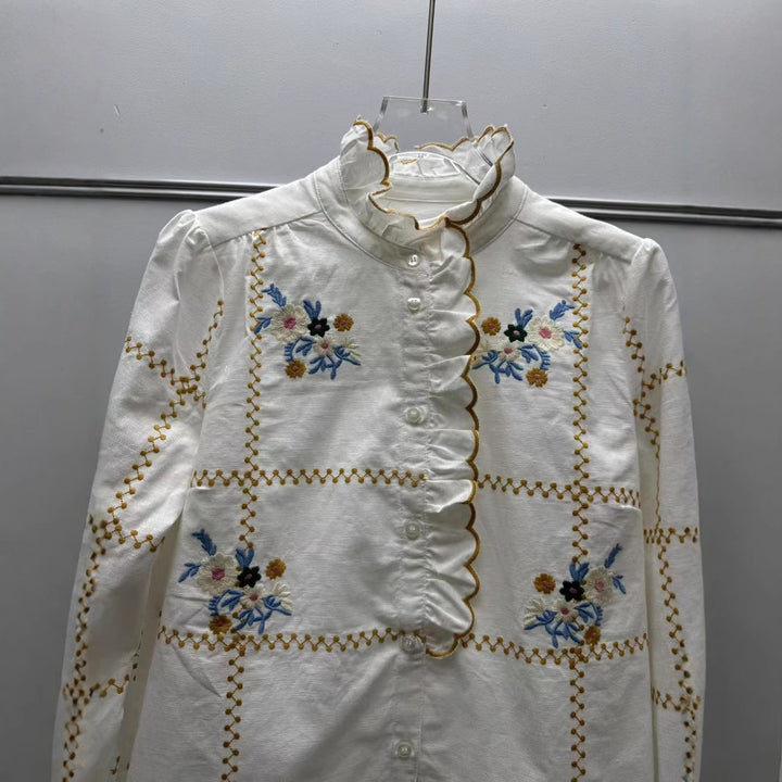 Dame elegant bluse med markante broderier og flæsekant Stilla