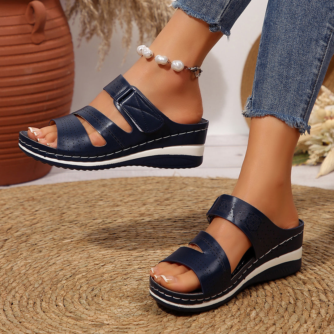 Dame Wedge-sandaler med blomstret perforeringsdesign og justerbar rem Stilla