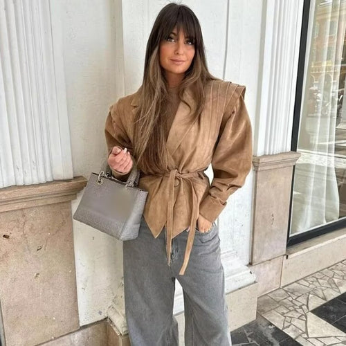 Kvinder Mode Suede Jakke med Bælte og Elegante Skulder Detaljer Stilla