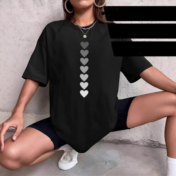 Dame T-shirt med kunstnerisk hjertemotiv i minimalistisk design Stilla