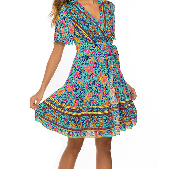 Dame Wrap kjole med floral dekoration og svajende skirt Stilla