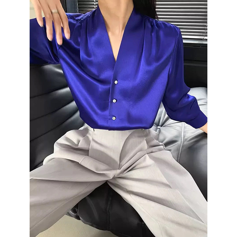 Dame elegant silke bluse med V-hals og fine knapdetaljer Stilla