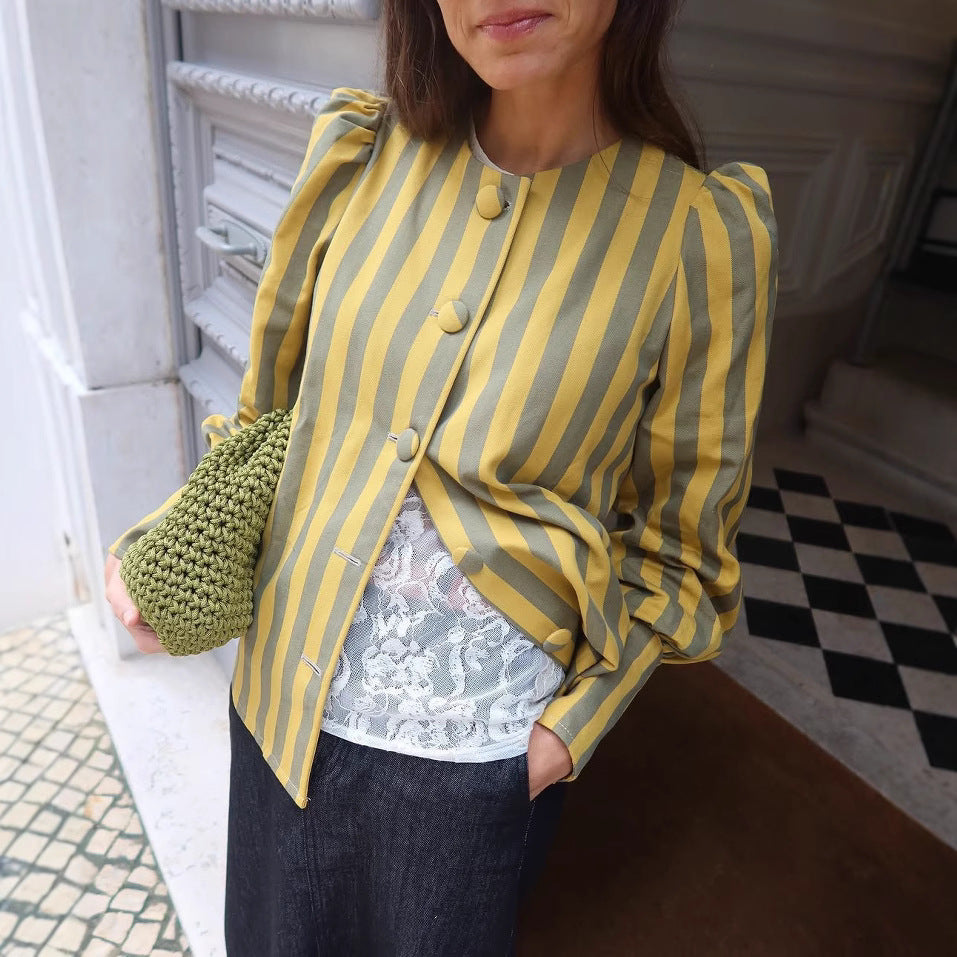 Damebluse med vertikale striber og elegant knaplist Stilla