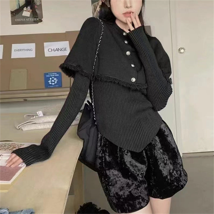 Femme Stilet Button-Up Top med Lagdelt Fjaesebund Stilla