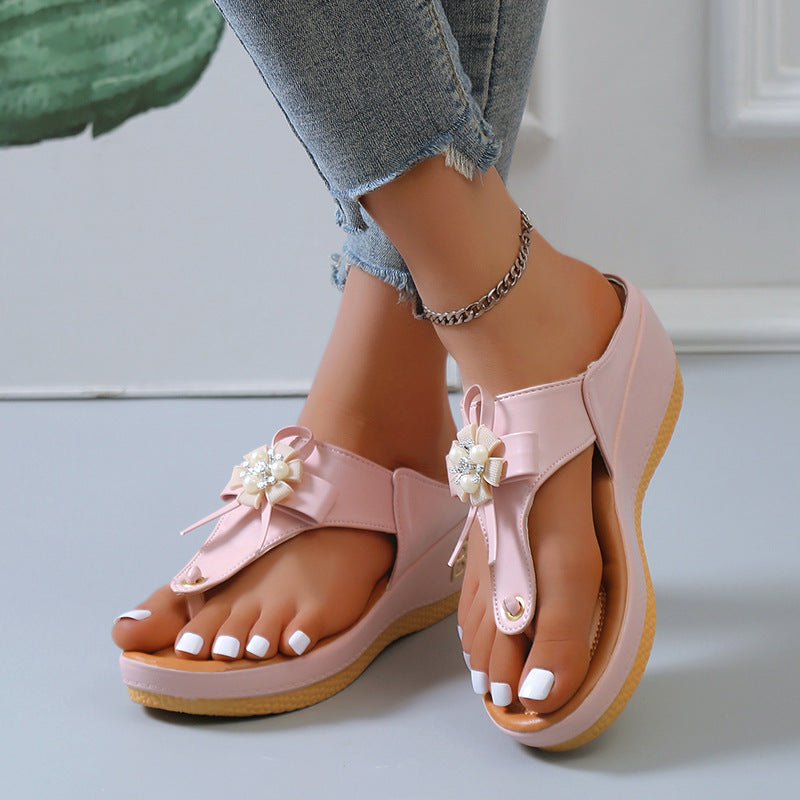 Dame Wedge-toes separator med moderne blomsterdekoration Stilla
