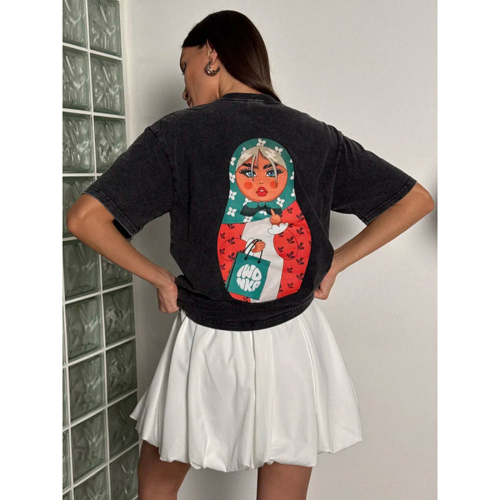 Dame T-shirt med kunstnerisk Matroschka-design og afslappet pasform Stilla
