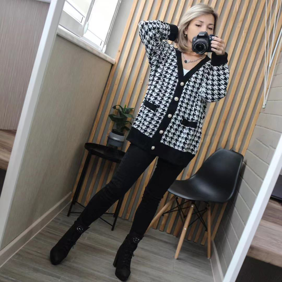 Kvindernes fashionable strikkede cardigan med stilfuldt houndstooth mønster og store knapper Stilla