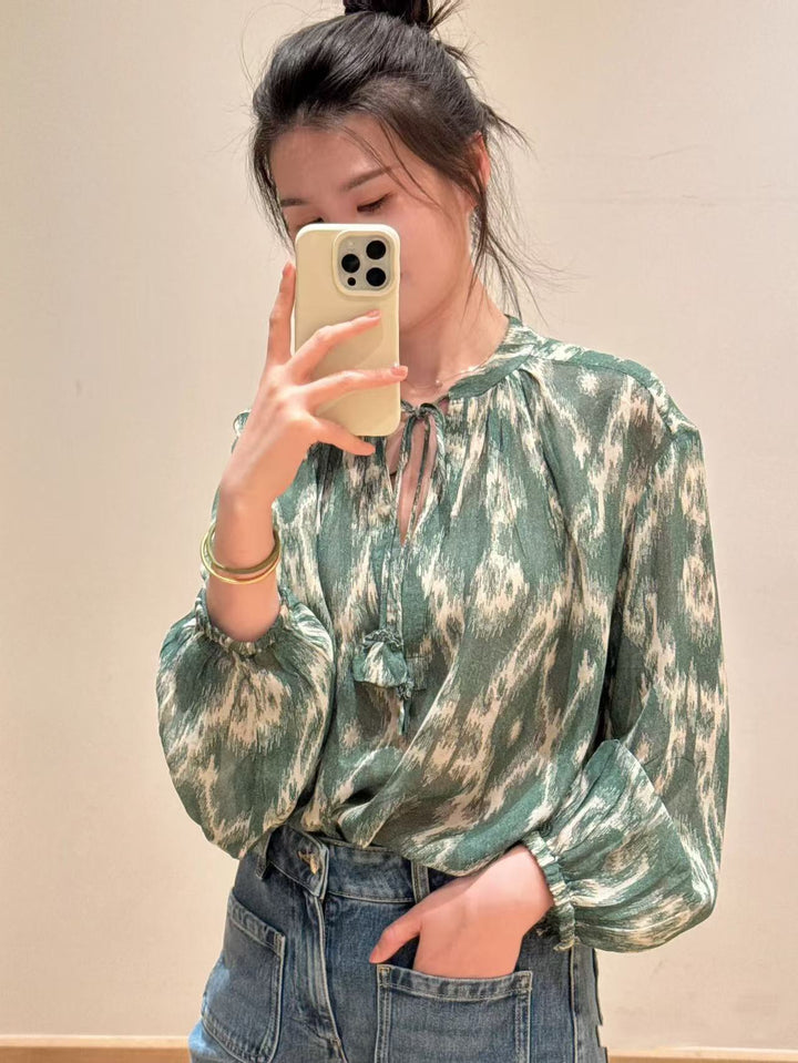 Damebluse med legende Ikat-mønster og elegante flæsedetaljer Stilla