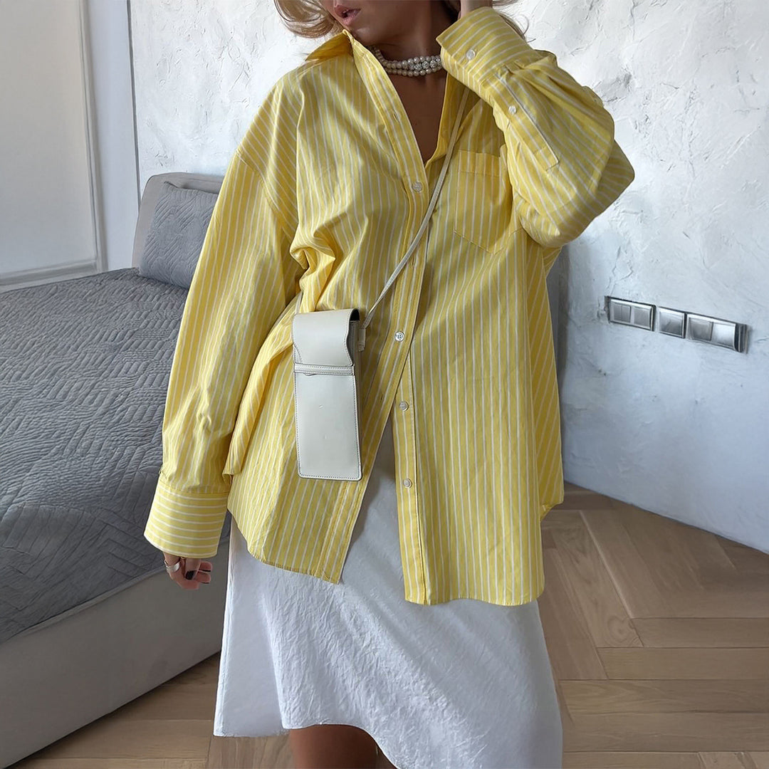 Dame Oversized Skjorte i Stribet Design med Rynkede Ærmer og Praktisk Brystlomme Stilla