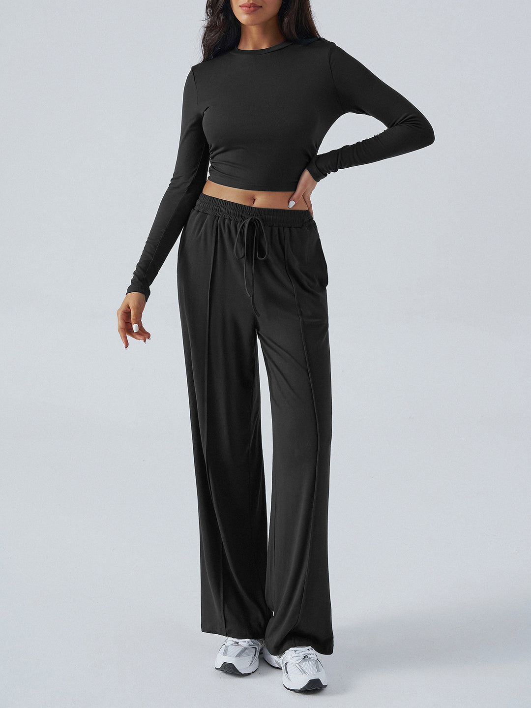 Dame afslappet lounge-sæt med langærmet crop-top og løs bund Skovae