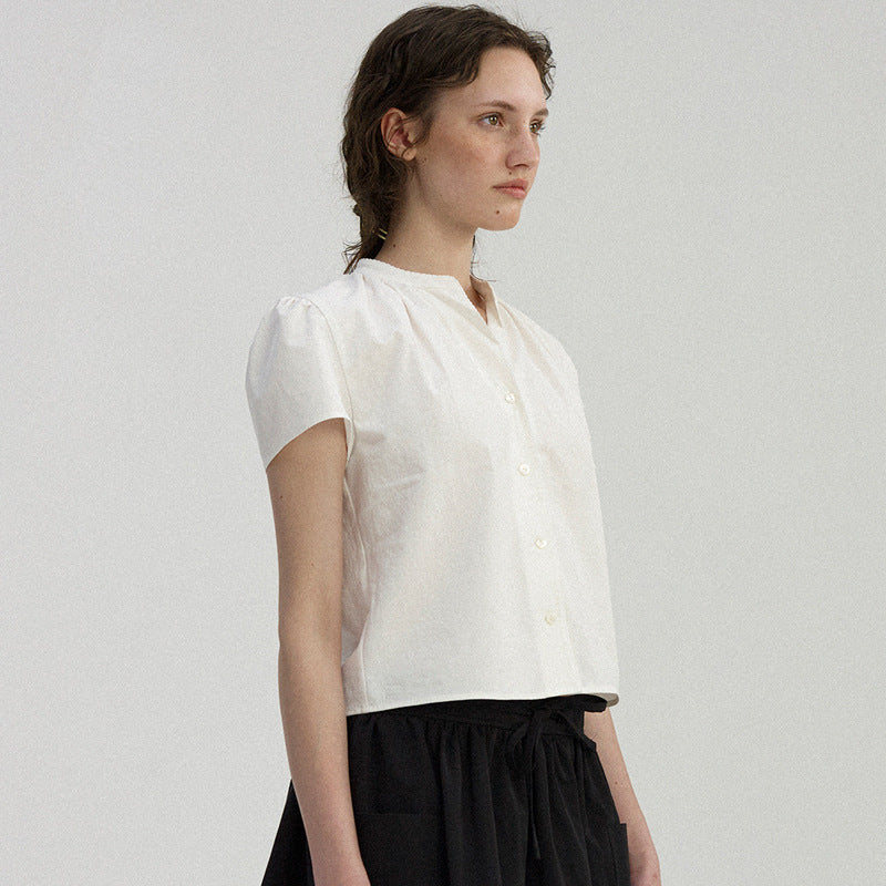 Dame kortærmet bluse med elegant stående krave og moderne plisseringer Stilla