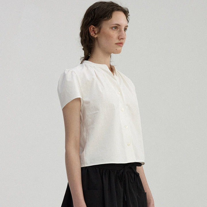 Dame kortærmet bluse med elegant stående krave og moderne plisseringer Stilla
