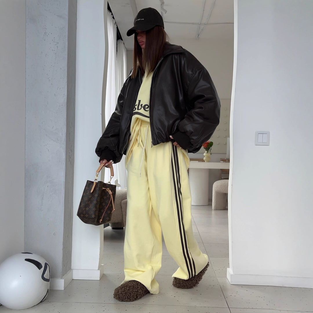 Kvinders afslappede tracksuit med bred pasform og farvede detaljer Stilla