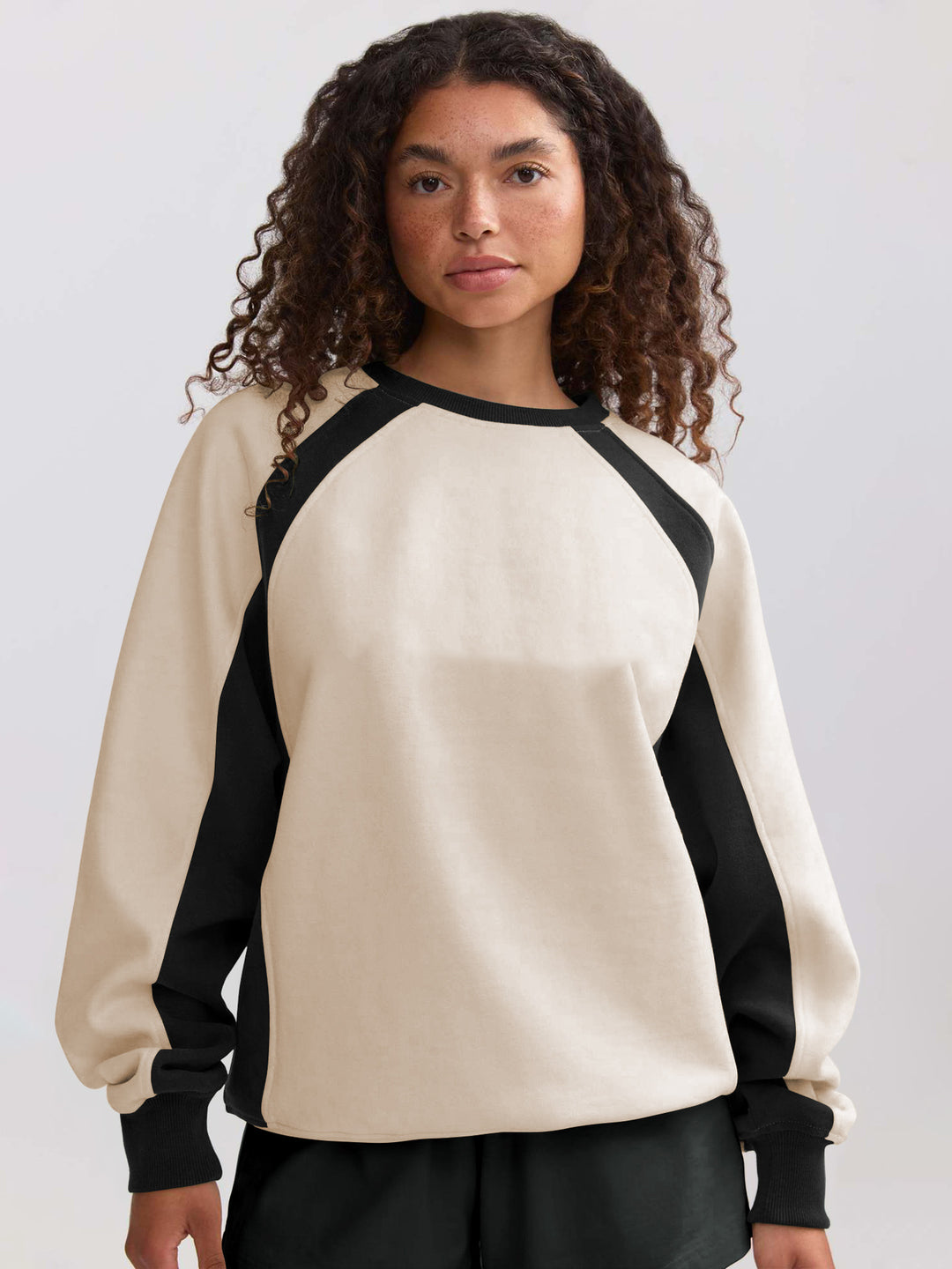 Dame sporty sweatshirt med kontrasterende raglanærmer og afslappet pasform Stilla