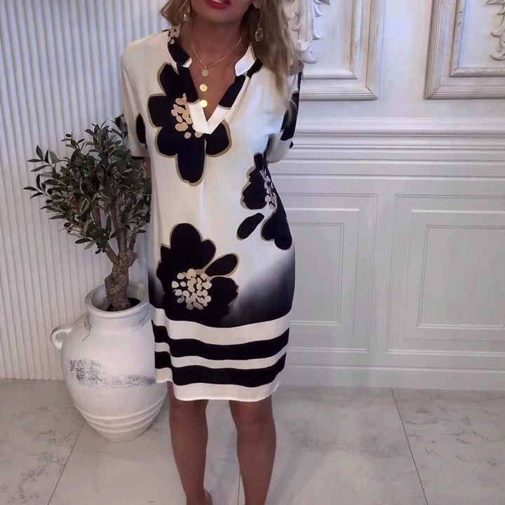 Dame bølget kjole med blomstermotiver og V-hals Stilla