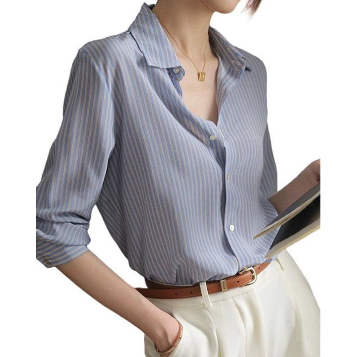Dame afslappet bluse med fine striber og elegant krave Stilla